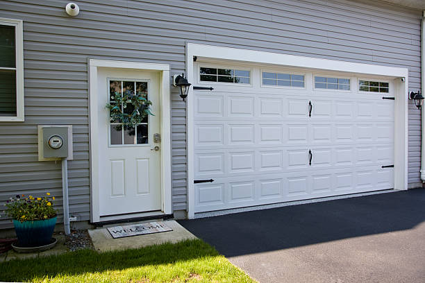 24/7 Emergency Garage Door Panel Replacement experts in Elgin, TX